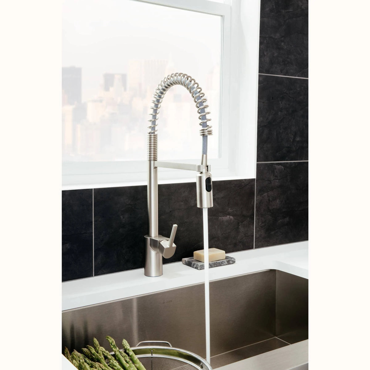 Black One-Handle Pulldown Kitchen Faucet R747121