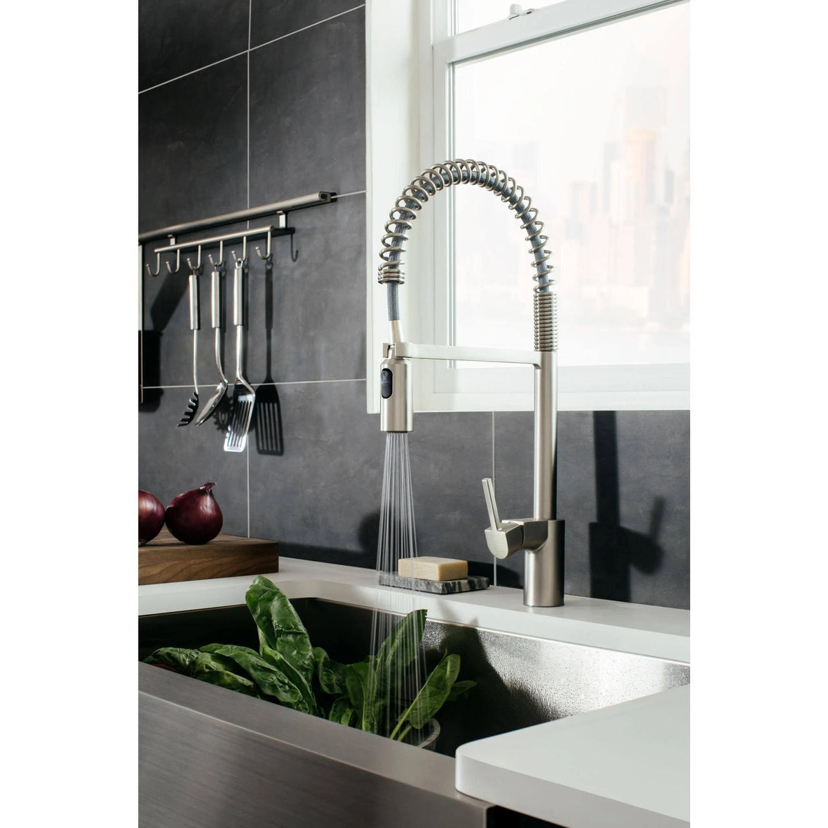 Black One-Handle Pulldown Kitchen Faucet R747121