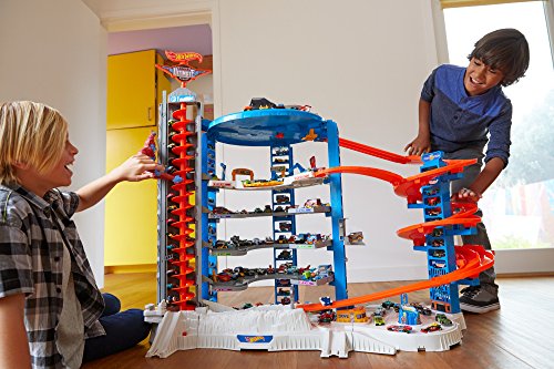 Hot Wheels Toy Car Track Set & 4 1:64 Scale Cars G256
