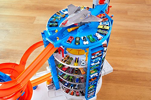 Hot Wheels Toy Car Track Set & 4 1:64 Scale Cars G256