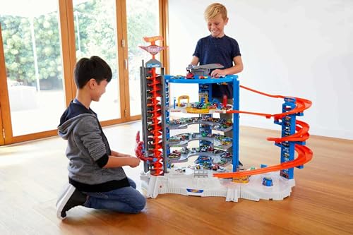 Hot Wheels Toy Car Track Set & 4 1:64 Scale Cars G256