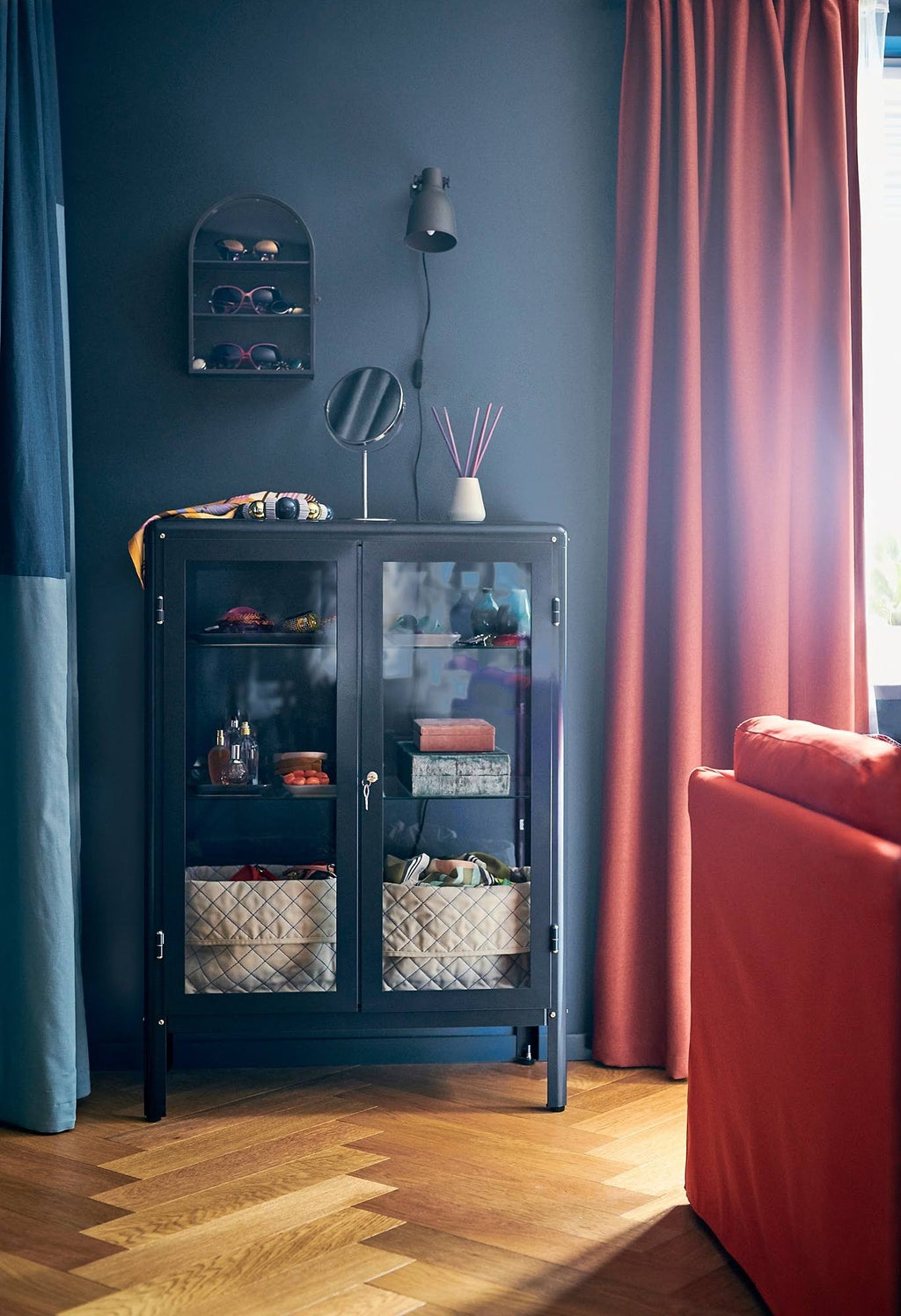 Glass-Door Cabinet K6058