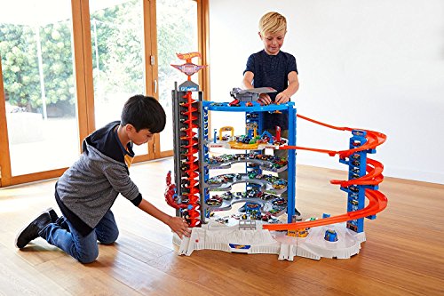 Hot Wheels Toy Car Track Set & 4 1:64 Scale Cars G256