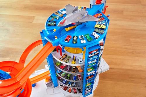 Hot Wheels Toy Car Track Set & 4 1:64 Scale Cars G256