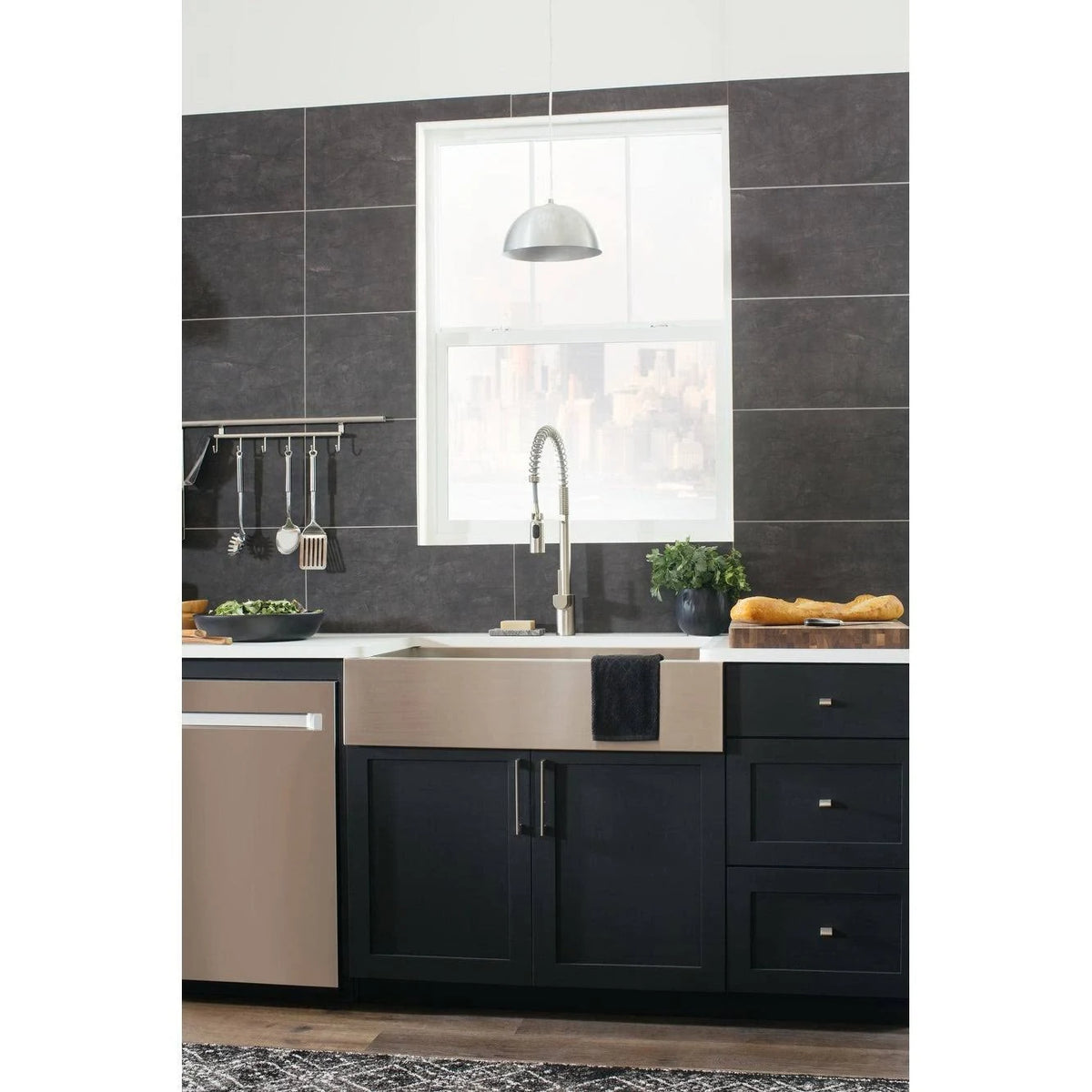 Black One-Handle Pulldown Kitchen Faucet R747121